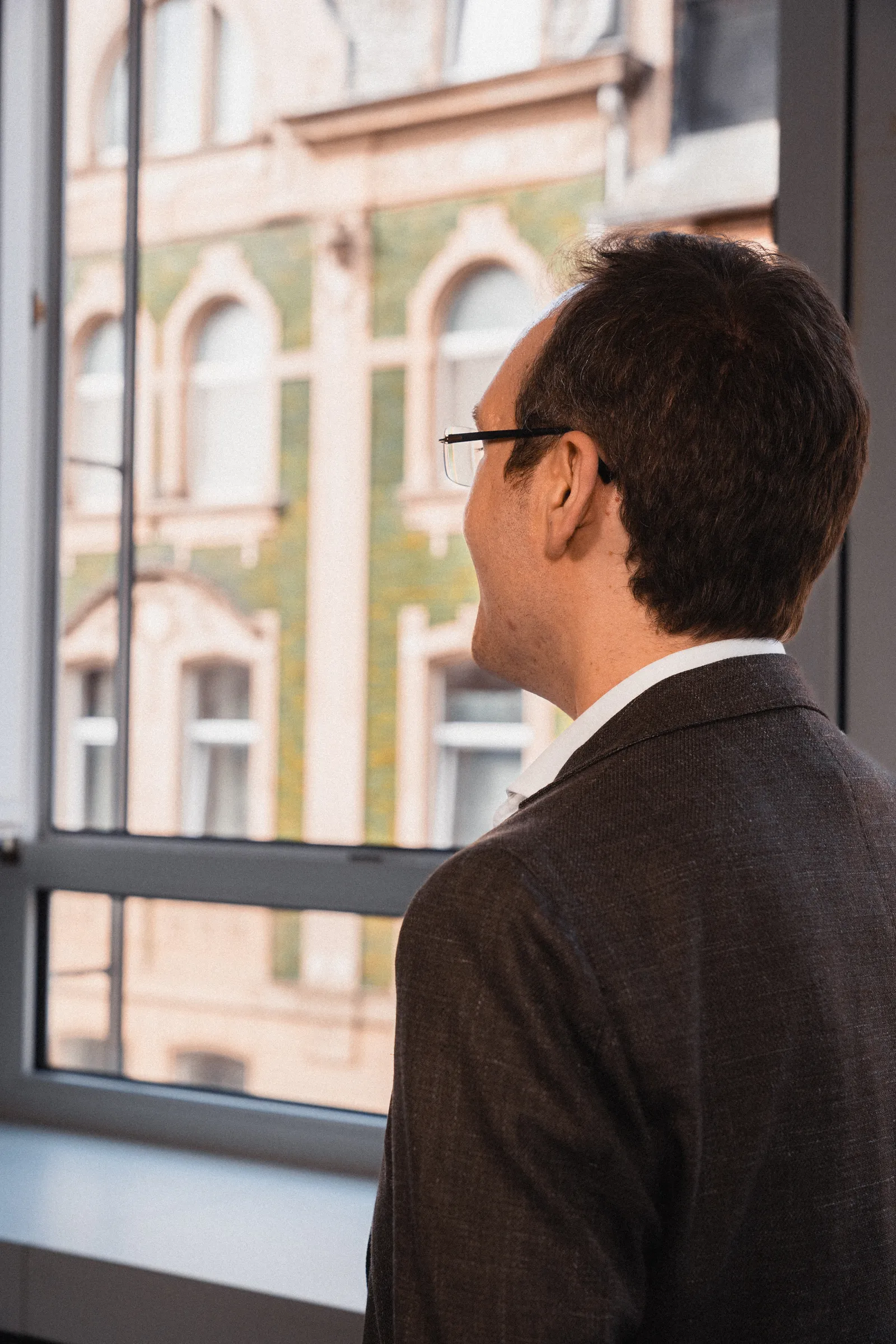Blick aus dem Büro der VINQO Rechtsanwälte auf ein Gründerzeit-Gebäude in Wuppertal